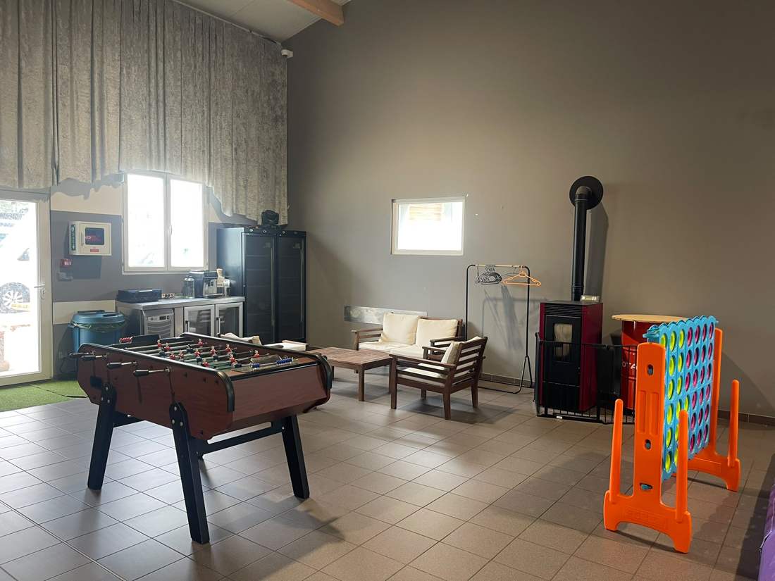 Le coin parents : salon, baby-foot et puissance 4 géant